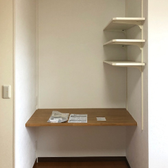 間仕切壁を設置し、部屋を2部屋に分けました