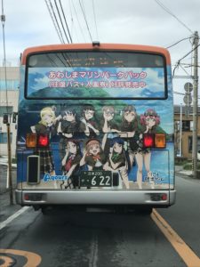 ラブライブサンシャインのキャラクターデザインバス