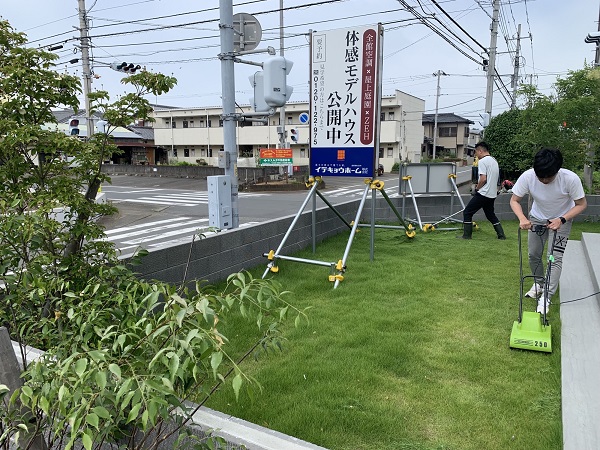 モデルハウスの芝刈り