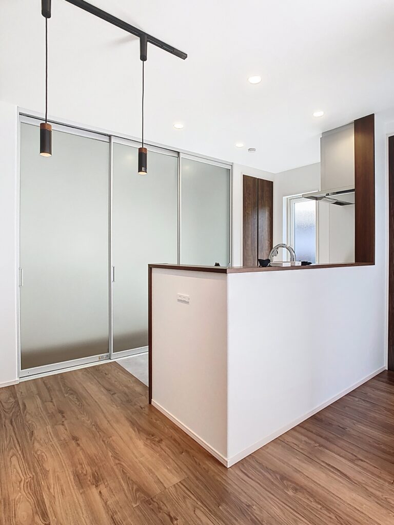 吊戸のないオープン対面キッチンとダイニングセットの写真｜イデキョウホーム施工事例