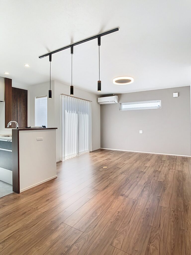 キッチンからリビングを望む内観写真｜イデキョウホーム施工事例