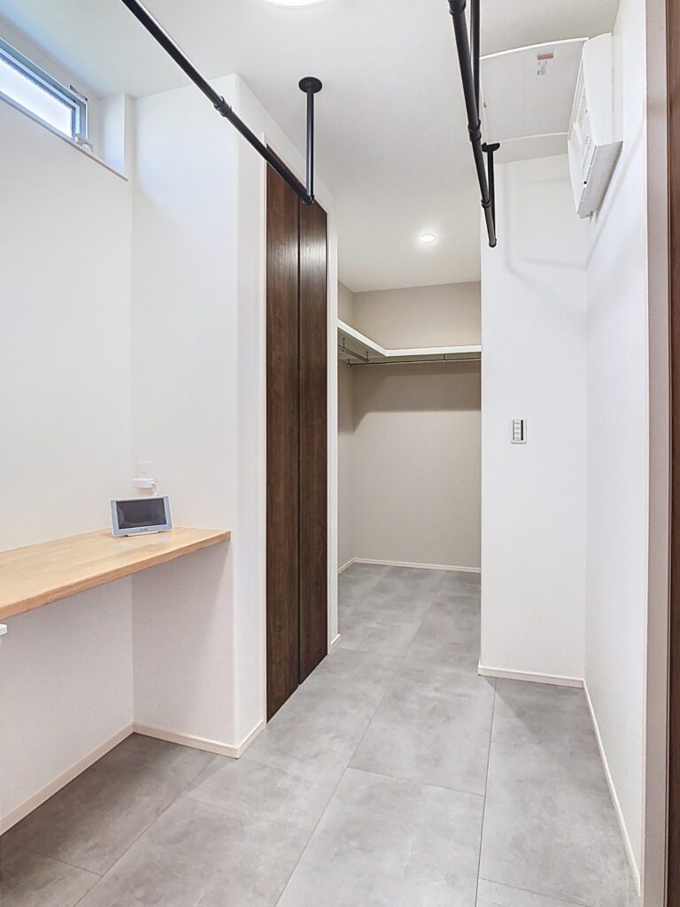 カウンターとランドリーパイプ付きのドレッシングルーム写真｜イデキョウホーム施工事例