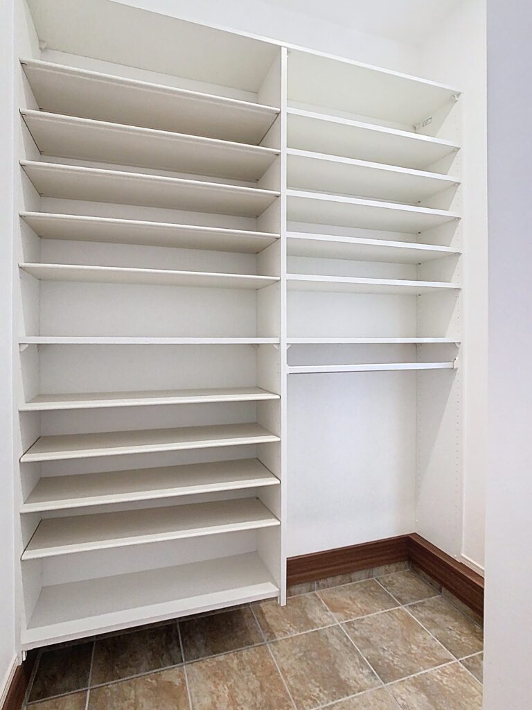 家族用と来客用を分けられる玄関収納写真｜イデキョウホーム施工事例