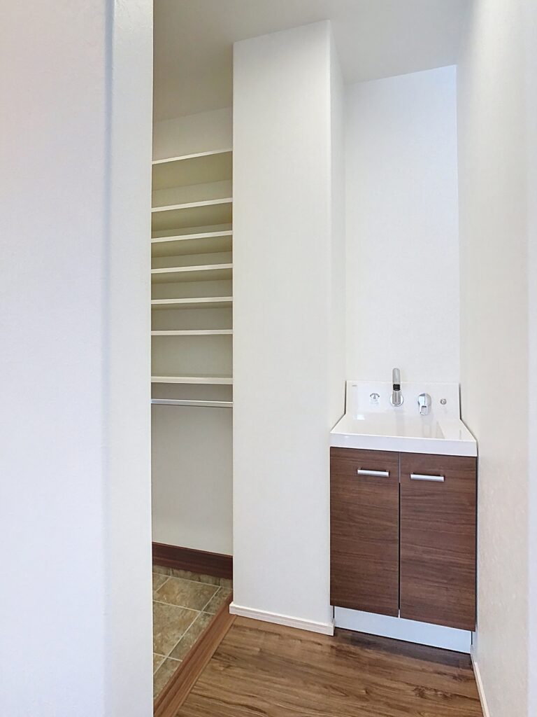 玄関ホールに設置された手洗い付き洗面スペース写真｜イデキョウホーム施工事例