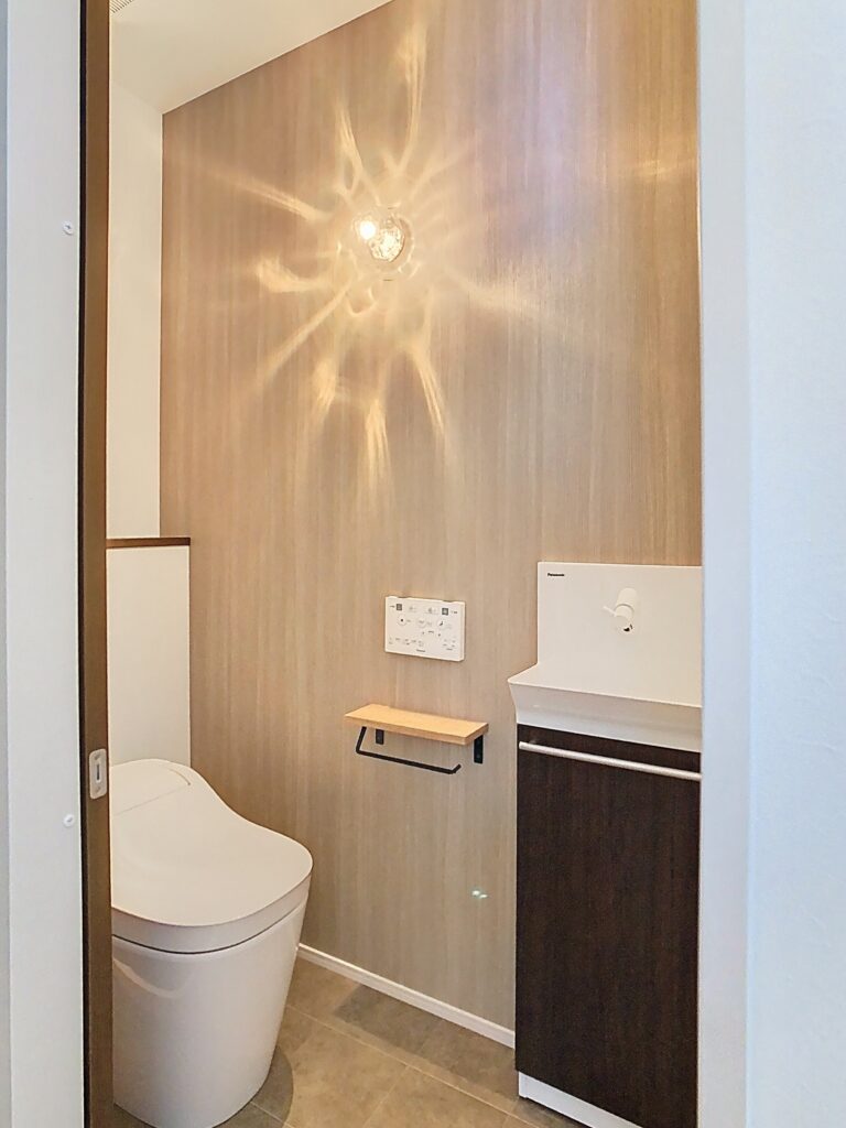 手洗いカウンター付きの落ち着いたトイレ写真｜イデキョウホーム施工事例