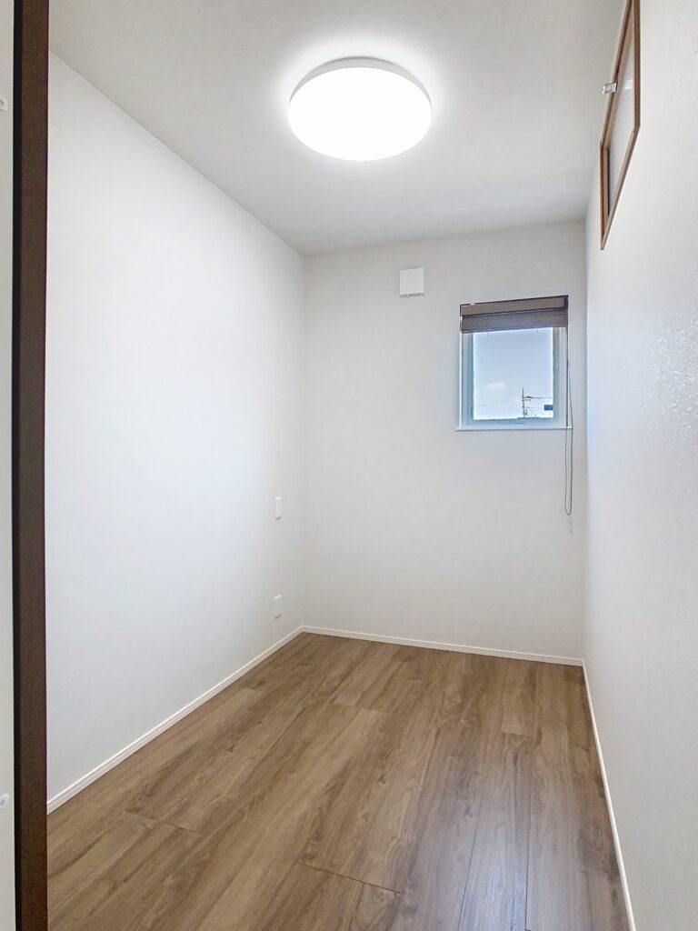 室内窓付きのコンパクトな書斎写真｜イデキョウホーム施工事例