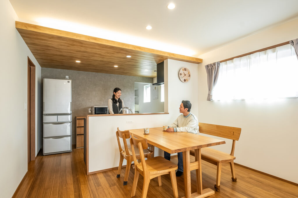 富士市の注文住宅のダイニング。ご夫婦が会話する温かな生活シーン。