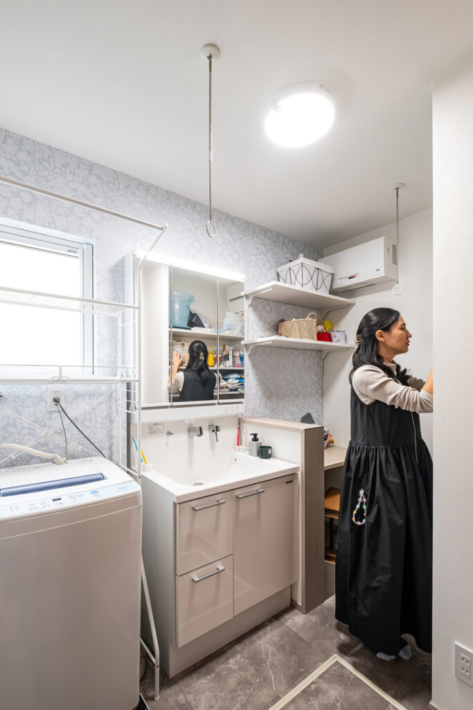 収納棚を備えた洗面脱衣室。室内干しや収納動線が便利な家事ラクスペース。