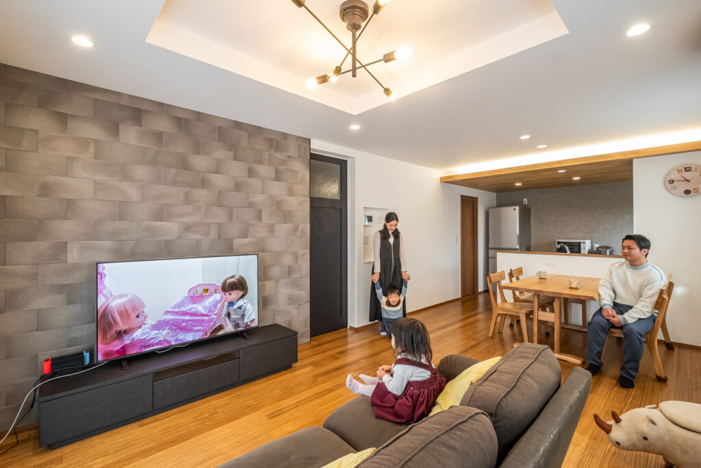 家族がのびのび暮らせる、無垢の床と光あふれるリビングの家