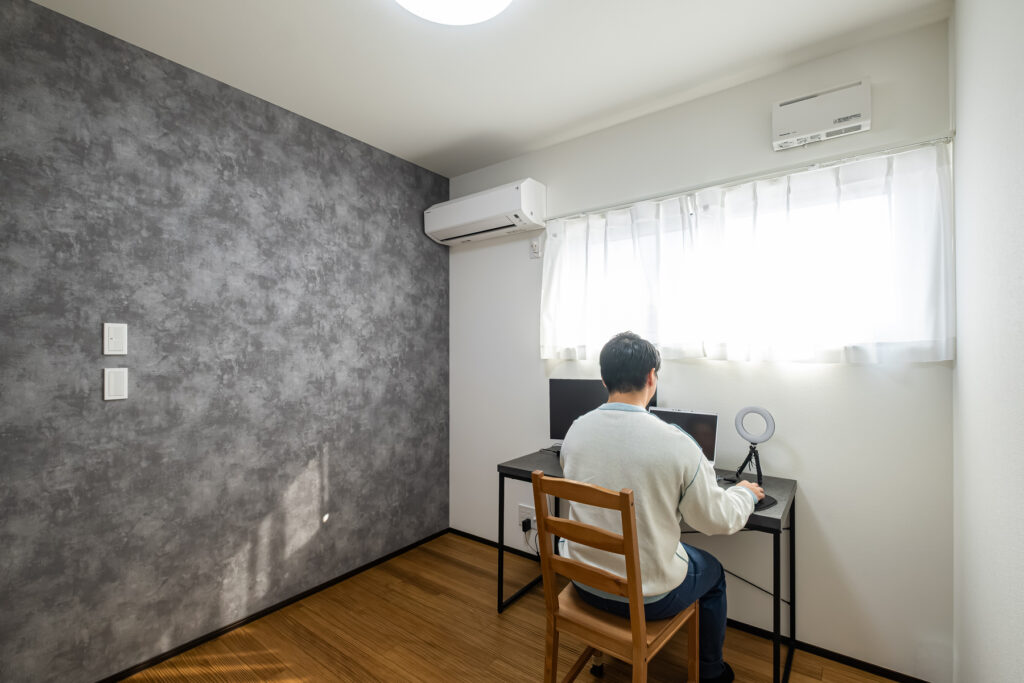 富士市の注文住宅の書斎。防音仕様でテレワークに集中できるワークスペース。