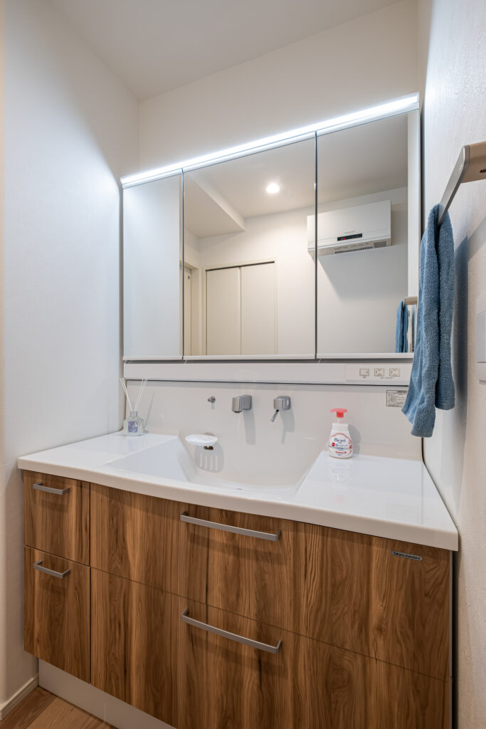 賃貸時代との違いを日々感じる、光と開放感に包まれた暮らし｜洗面化粧台　洗面スペース｜富士市 注文住宅｜イデキョウホーム