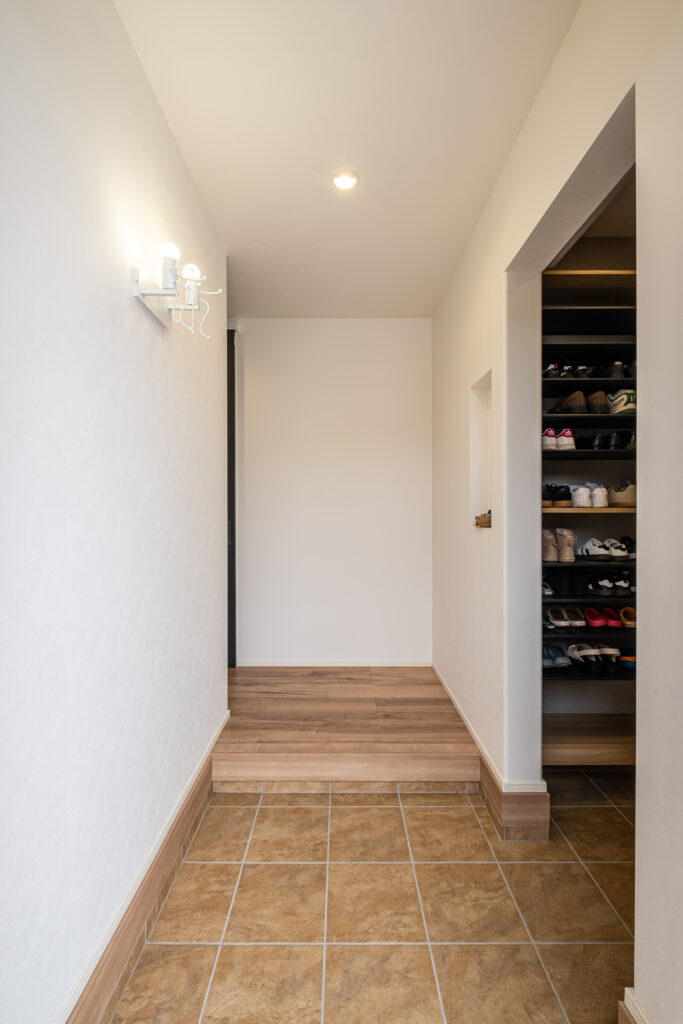 賃貸時代との違いを日々感じる、光と開放感に包まれた暮らし｜玄関・玄関ホール｜富士市 注文住宅｜イデキョウホーム