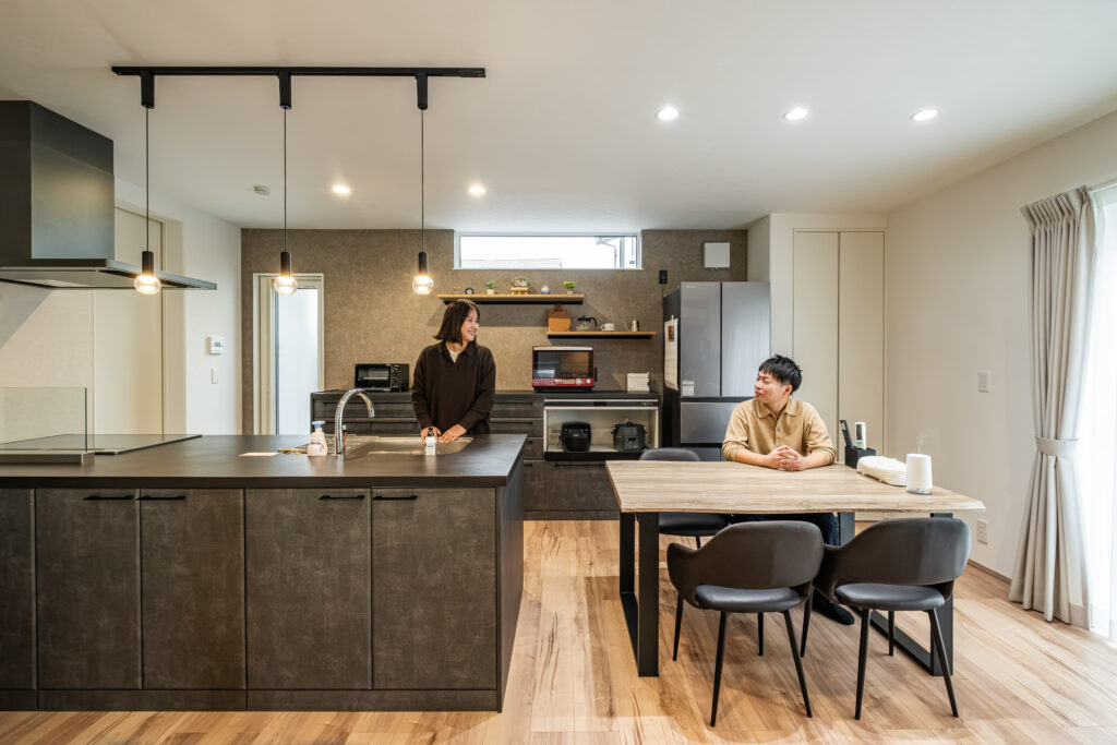 賃貸時代との違いを日々感じる、光と開放感に包まれた暮らし｜ダイニングキッチン｜富士市 注文住宅｜イデキョウホーム