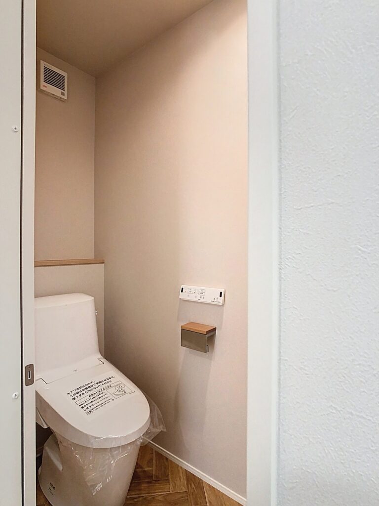 やわらかな壁色でまとめたシンプルなトイレ｜イデキョウホーム