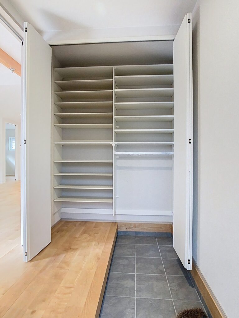 可動棚とハンガーパイプを備えた玄関収納｜イデキョウホーム