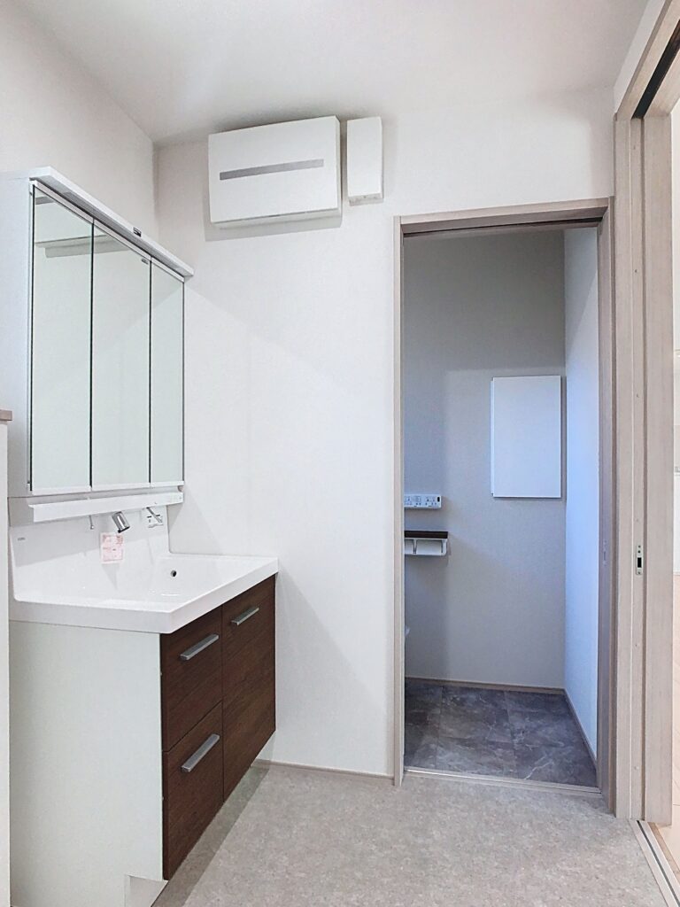 洗面・脱衣・トイレが繋がる機能的な水回り｜富士市M邸