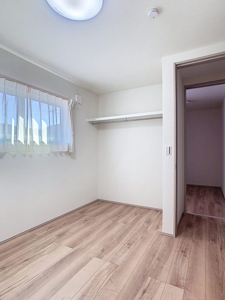 明るい光が差し込む「洋室」｜富士市M邸