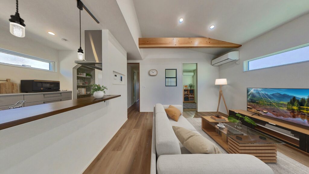 開放感あふれる、化粧梁と勾配天井のLDK｜富士市K邸