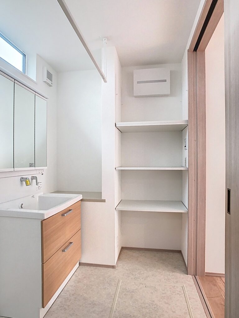 タオルや洗剤をすっきり収納できる、洗面室の可動棚｜富士K邸