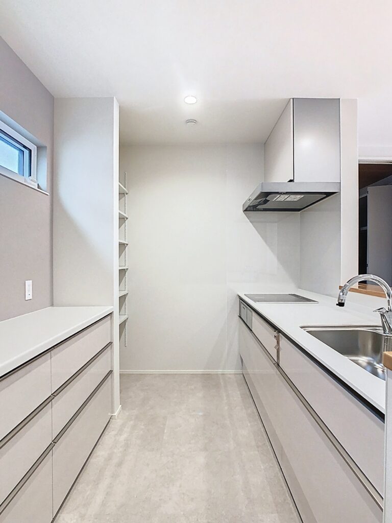 収納付きカップボードとパントリーを備えた対面キッチン｜イデキョウホーム