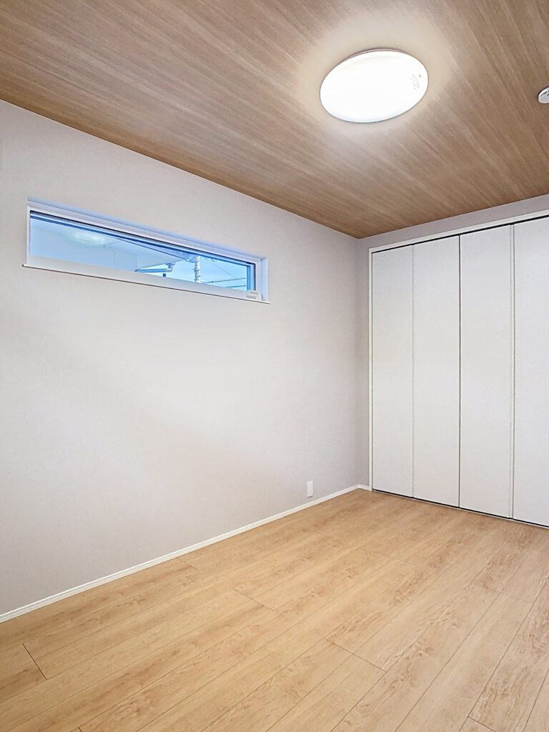 木目天井と収納を備えた主寝室｜イデキョウホーム