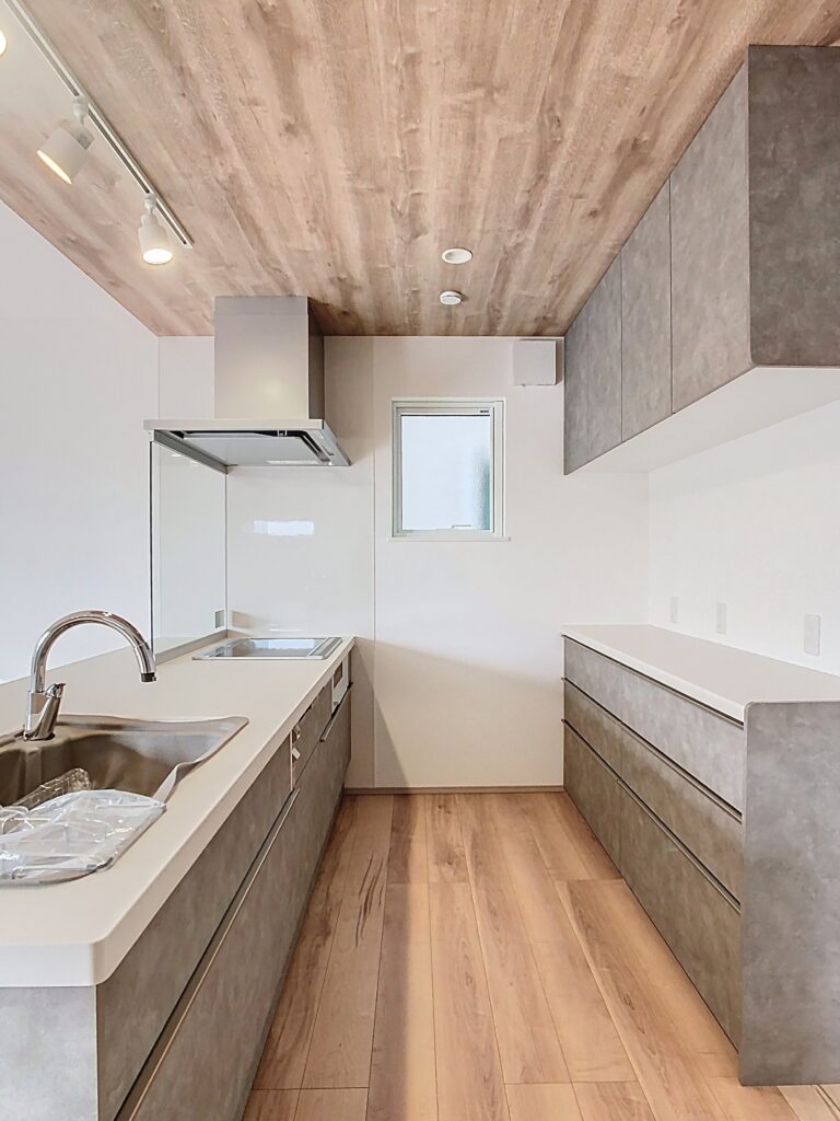 石目調と木目が調和する、大人のモダンキッチン｜富士市K邸