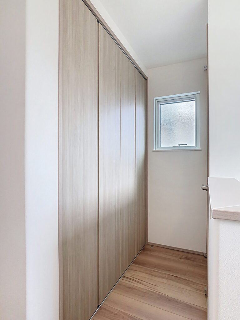 暮らしの道具をすっきり収める、便利な廊下収納｜富士K邸