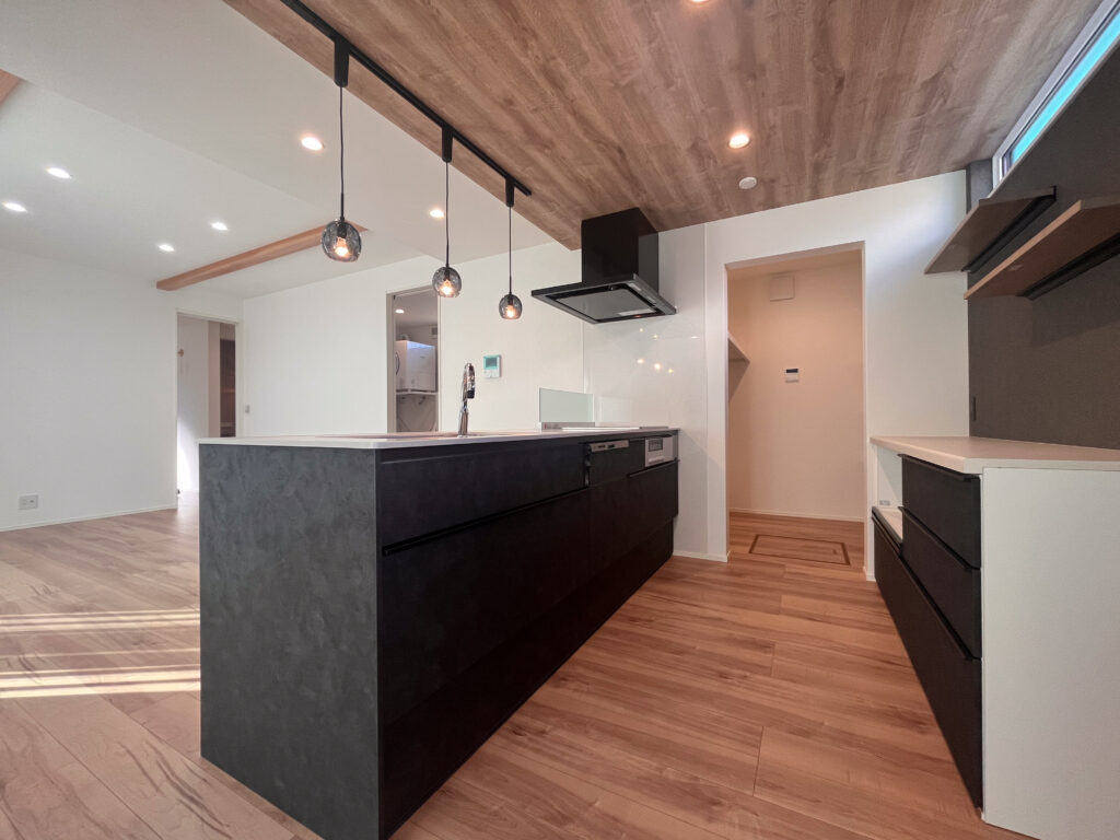 石目調と木目が調和する、大人のモダンキッチン｜富士市K邸