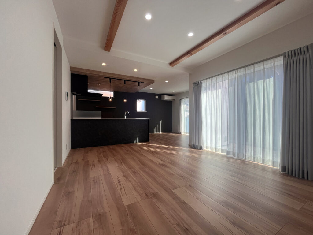 LDK：光と風が抜ける、仕切りのない大空間｜富士市K邸