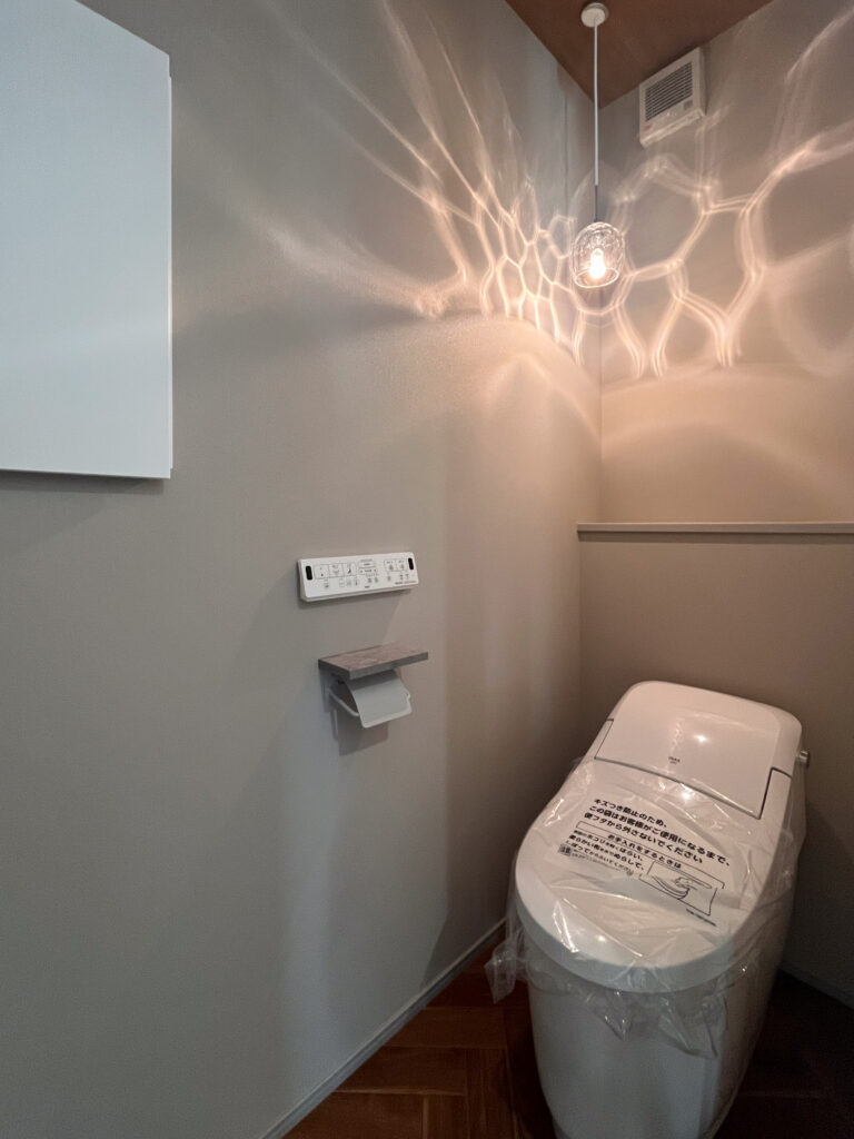 モノトーンで統一された、ホテルライクなレストルーム｜富士市K邸