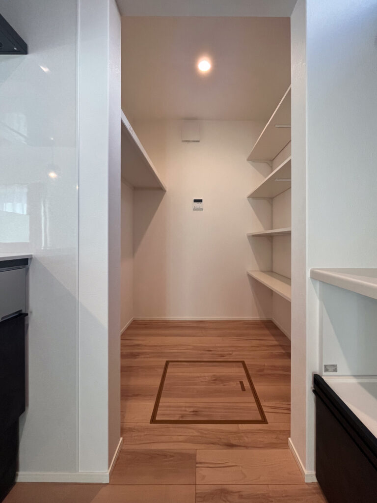 キッチン横のパントリー｜富士市K邸