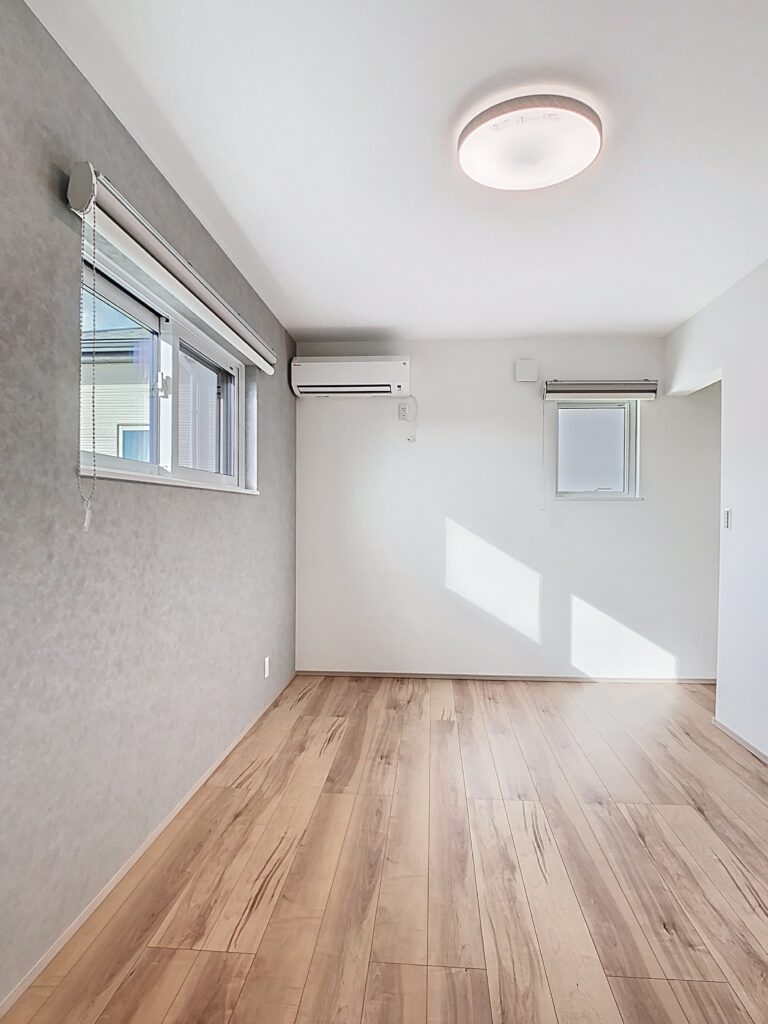 グレージュのアクセントクロスが心地よい、安らぎの主寝室｜富士K邸