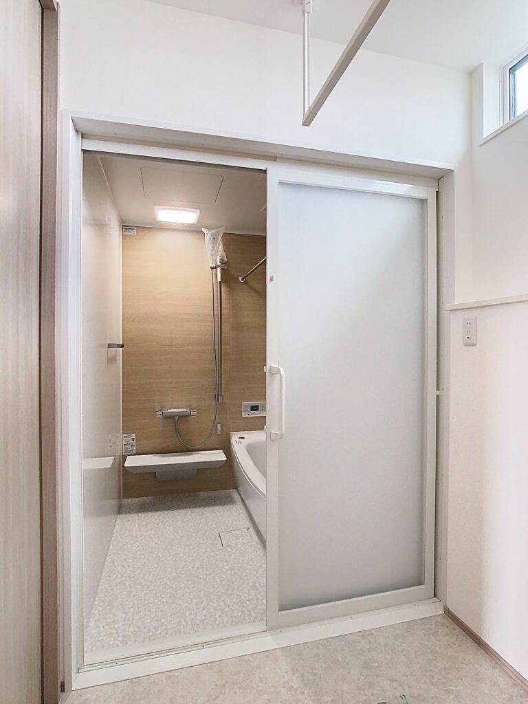 木の質感に包まれる、リラックスバスルーム｜富士K邸