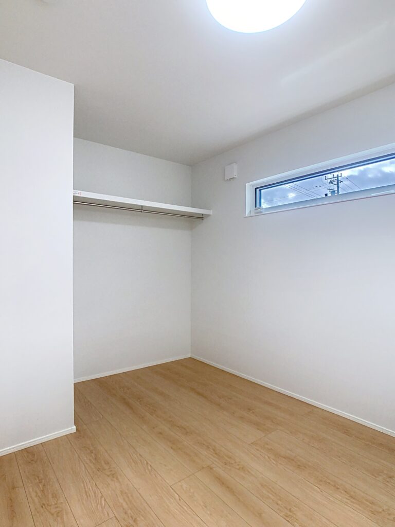 横長窓とオープンクローゼットのある洋室｜イデキョウホーム