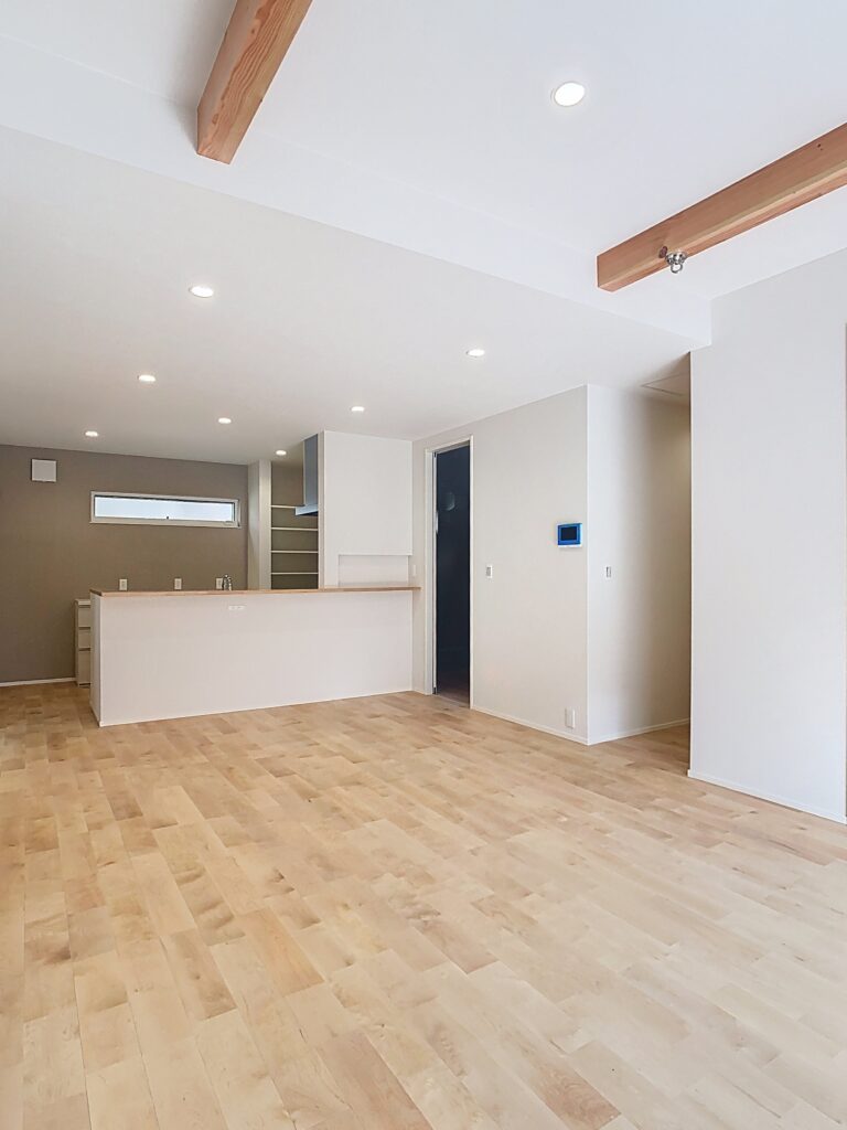 折り上げ天井と化粧梁が映える平屋のLDK｜イデキョウホーム