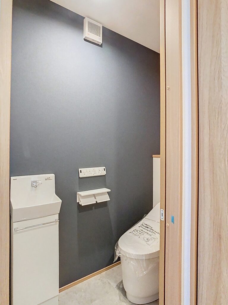 グレーのアクセントクロスを使ったトイレ