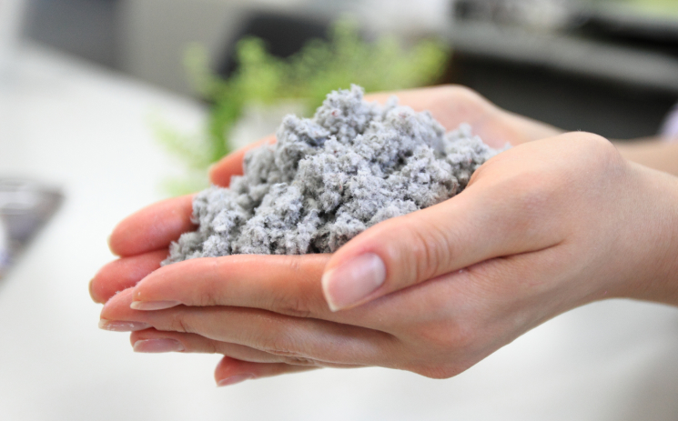 イデキョウホームが自社工場で製造するセルロースファイバー断熱材「富士産eco断熱」
